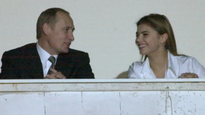 プーチンとカバエワが一緒に描かれている