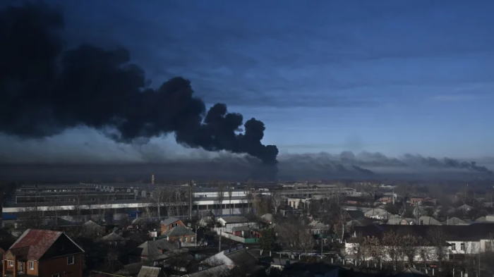 ウクライナ東部のチュグエフにある軍用空港の上に黒い煙が上がる