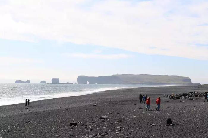 アイスランド南部のReynisfjara黒い砂のビーチJennaGottlieb