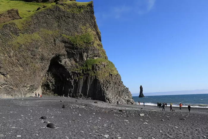 アイスランド南部のReynisfjara黒い砂のビーチJennaGottlieb