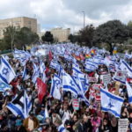 イスラエル首相が国防相を解任、大規模な抗議デモが発生