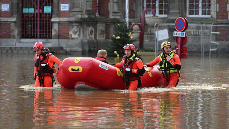 2024年1月4日、フランス北部アルクでアー川が氾濫し、人を避難させる救助隊員。