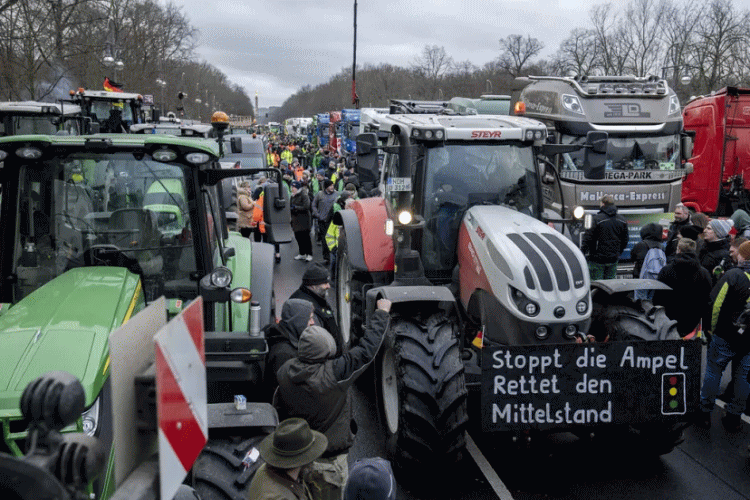 トラクターを持った農民たちがデモのためにドイツ・ベルリンの政府地区に到着