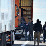 フランスの農民がパス・ド・カレーのA1高速道路で「輸送トラック」を検問している。