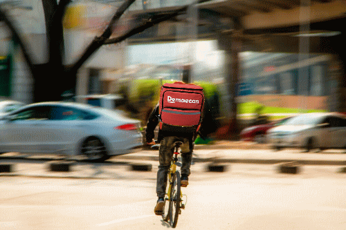 出前館の配達員単価はライバル他社と比べて「高い水準」を維持しています。